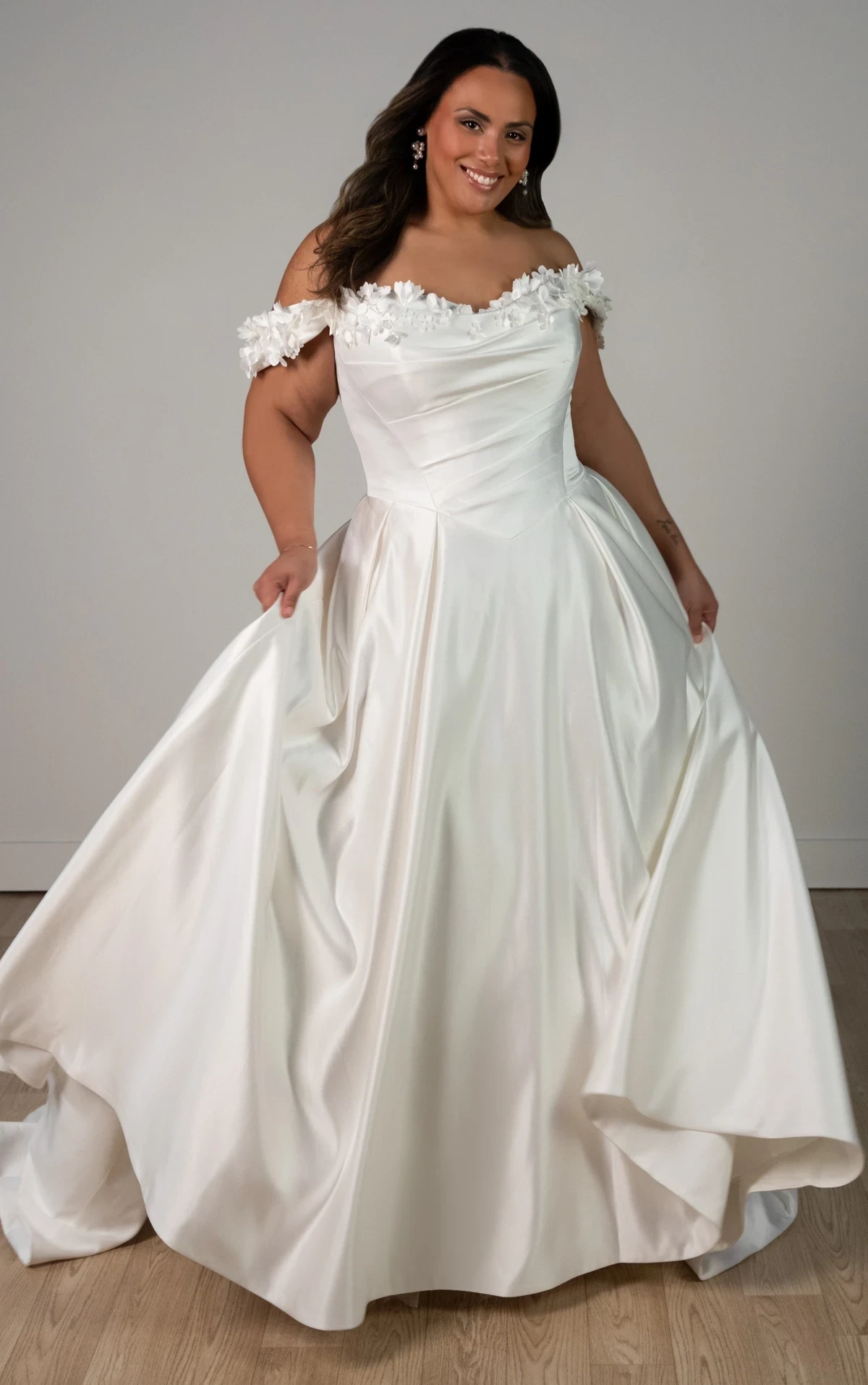 Curvy bride wearing a white gown