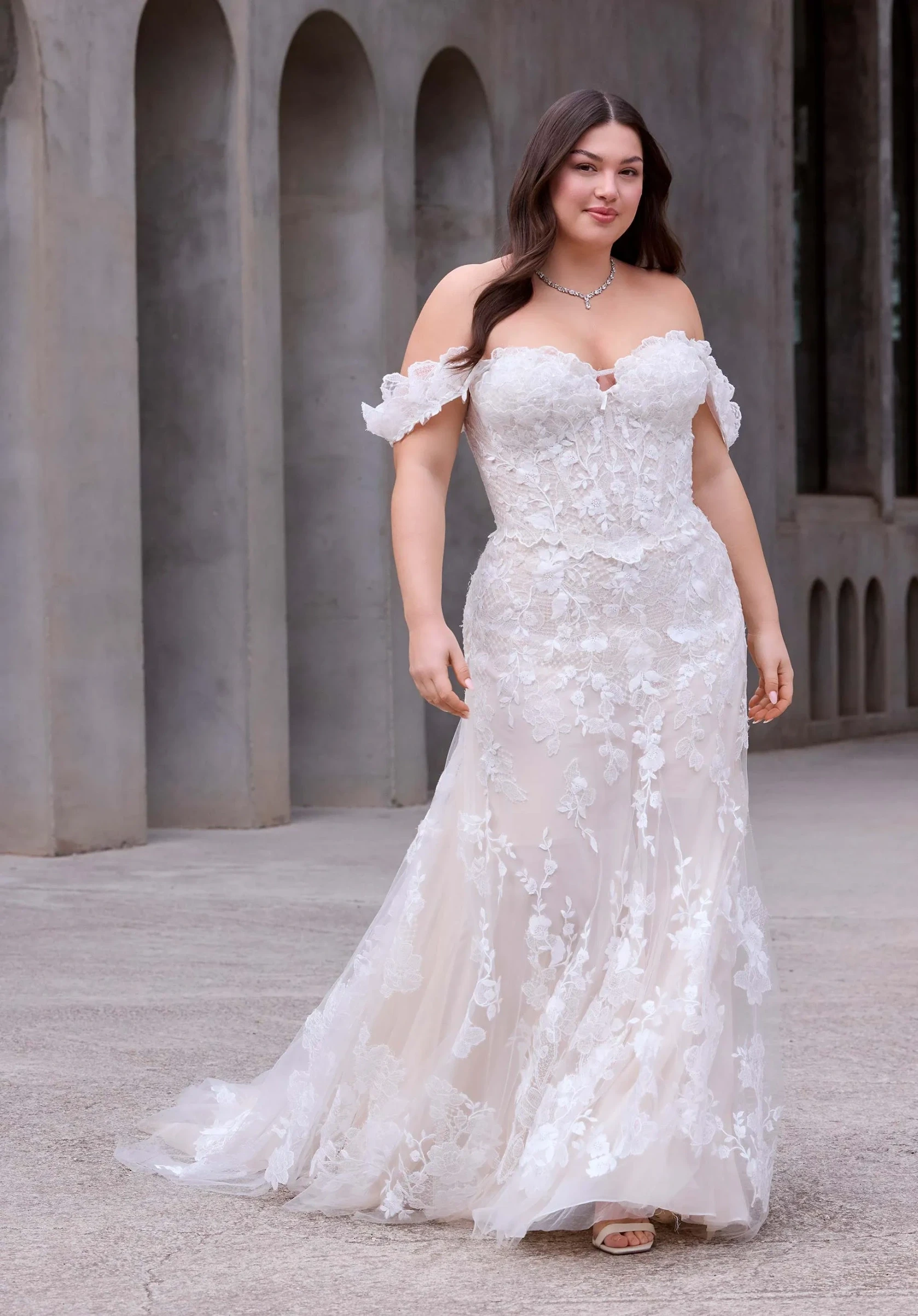 Curvy bride wearing a white gown